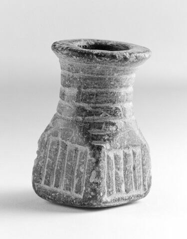 vase, image 3/3