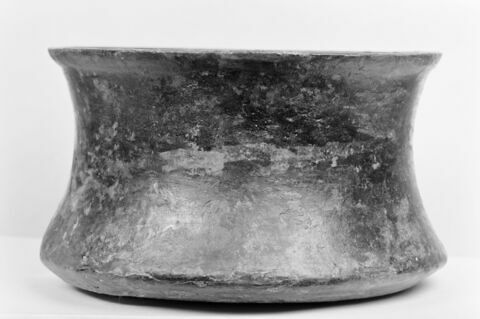 vase, image 3/3