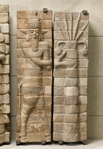 panneau de briques  ; élément du décor architectural, image 2/5
