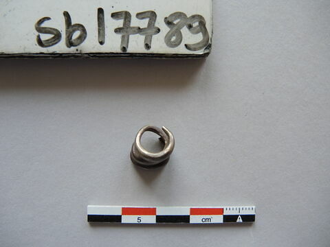 objet indéterminé ; habillement = parure, image 2/2