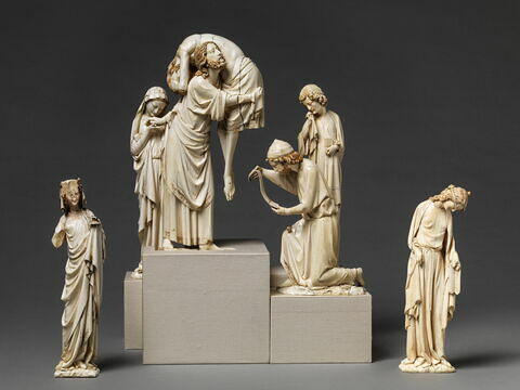 Statuette du groupe de la Descente de croix : l'Eglise, image 2/10