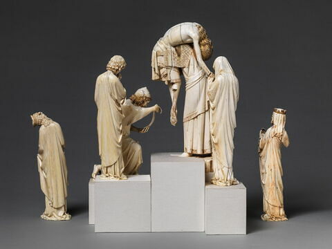 Statuette du groupe de la Descente de croix : l'Eglise, image 3/10