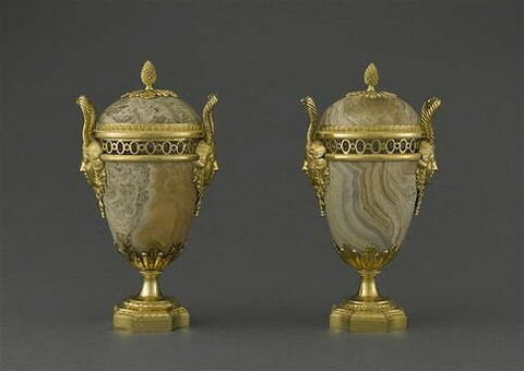 Paire d'urnes ou brûle-parfum (?), avec SN 913 2, image 4/8