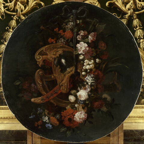 Casque, sabre et fleurs en feston, image 5/5