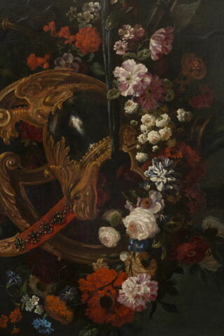 Casque, sabre et fleurs en feston, image 4/5