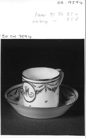 Tasse et sa soucoupe, d'une paire (OA 9594 25 AB), faisant partie du nécessaire de Marie-Antoinette, image 5/7