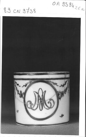 Pot à pommade, d'une paire (OA 9594 26 C), faiant partie du nécessaire de Marie-Antoinette, image 4/6