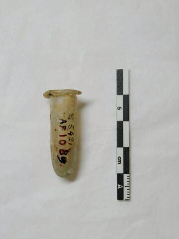 flacon tubulaire ; plusieurs fragments recollés, image 2/3