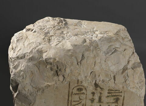 Socle de statue ou table d'offrandes pour plusieurs divinités ?, image 3/9