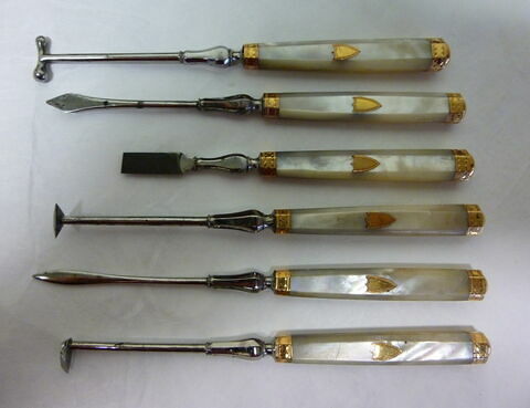 Six objets de toilette à manche de nacre du nécessaire de voyage, image 2/5