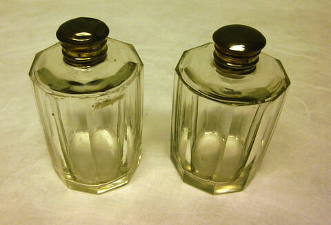 Deux paires de flacons et un grand flacon long, en cristal à bouchon en argent, du nécessaire de voyage, image 3/3
