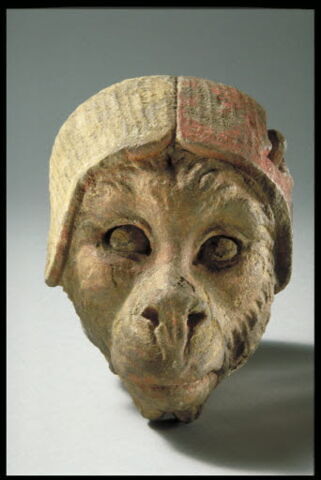 Tête de singe avec un bonnet rouge et blanc, image 3/6