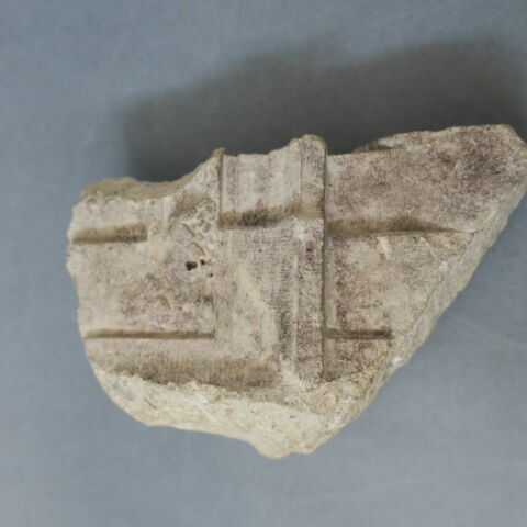 Fragment de pilastre décoré d'un putto et d'un écu