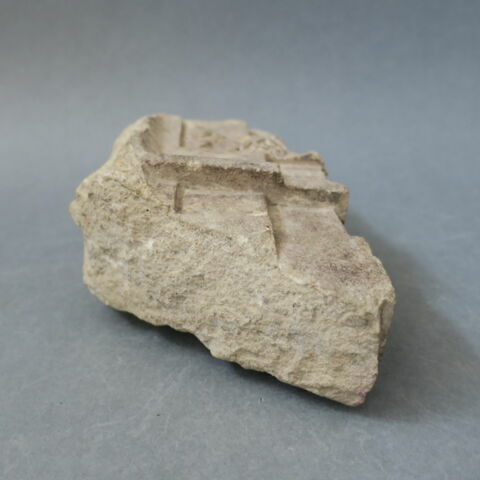 Fragment de pilastre décoré d'un putto et d'un écu, image 2/7