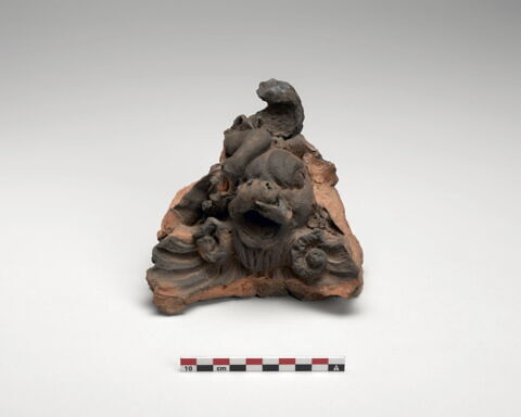 Coquille surmonté d'une tête de dauphin, image 2/6