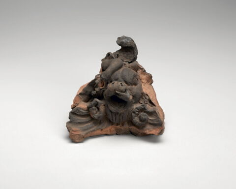 Coquille surmonté d'une tête de dauphin, image 3/6