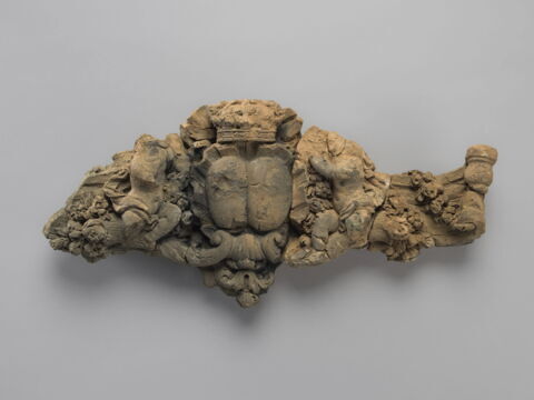 Ecusson double surmonté d'un couronne accosté de deux petits génies et de cornes d'abondance