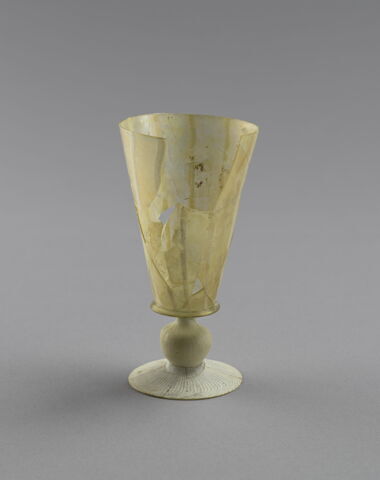 verre à jambe à bouton