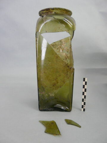 flacon carré, fragment, image 3/3