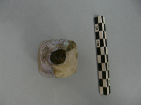 flacon carré, fragment, image 2/3