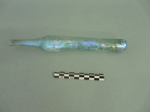 flacon cylindrique, fragment