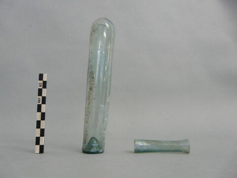flacon cylindrique, fragment