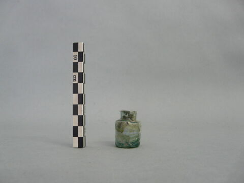 flacon cylindrique, fragment
