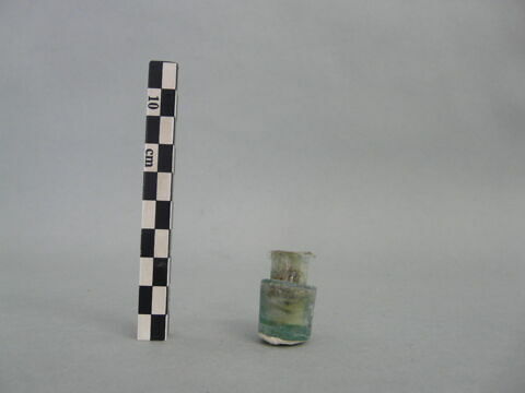 flacon cylindrique, fragment