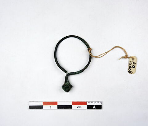 boucle d'oreille = pendant d'oreille, image 2/2