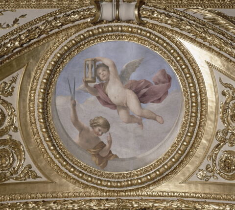 Plafond : Salle des Antonins - Les Génies du Temps (deux Amours tenant l'un un compas, l'autre un sablier), sur la voûte, côté est au centre, image 5/6
