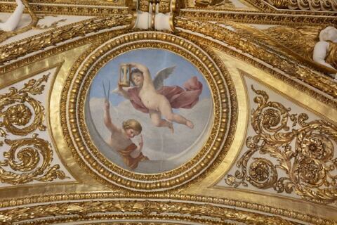 Plafond : Salle des Antonins - Les Génies du Temps (deux Amours tenant l'un un compas, l'autre un sablier), sur la voûte, côté est au centre, image 4/6