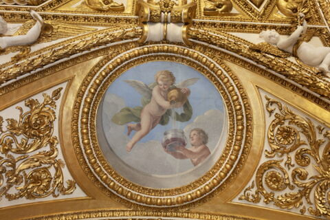 Plafond : Salle des Antonins - Les Génies des Eaux (deux Amours dont l'un verse de l'eau dans un récipient), sur la voûte côté ouest, au nord., image 4/6