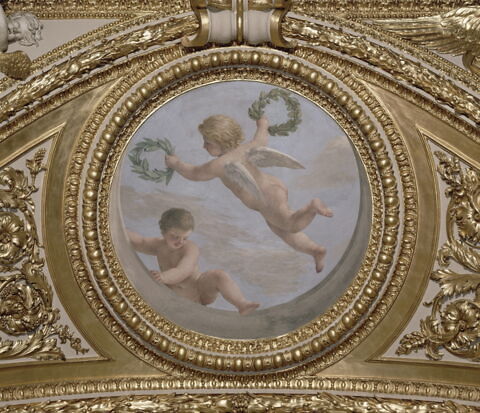 Plafond : Salle des Antonins - Les Génies de la Gloire (deux Amours dont l'un tient deux couronnes de lauriers), sur la voûte, côté est, au nord., image 3/4