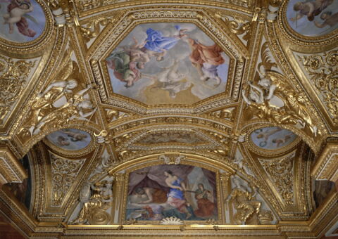 Plafond : Salle des Antonins - Les Génies de la Justice (deux Amours dont l'un tient un fil à plomb et l'autre une balance), sur la voûte, côté est au centre., image 6/6