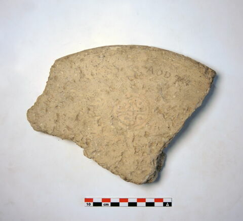 vase  ; plaque