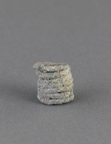parure ; ornement de cheveux ; bague
