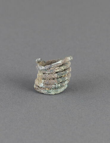 parure ; ornement de cheveux ; bague, image 2/2