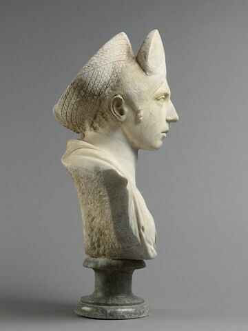 statue, image 4/10
