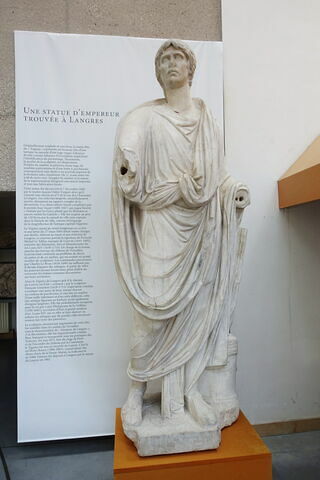 statue, image 2/5