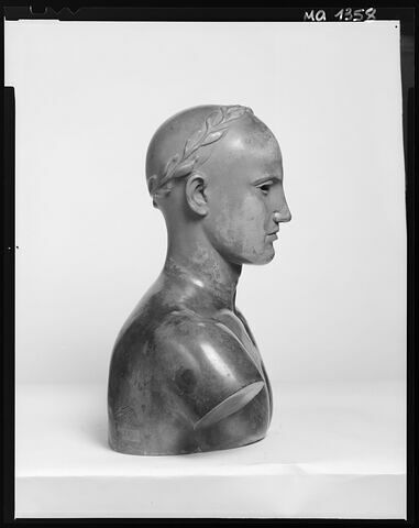 statue