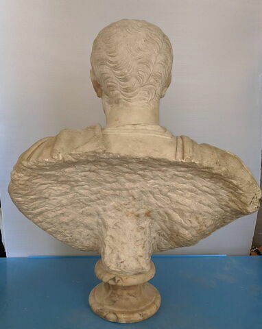 statue, image 2/2