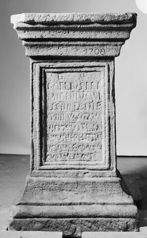autel funéraire ; inscription, image 2/3