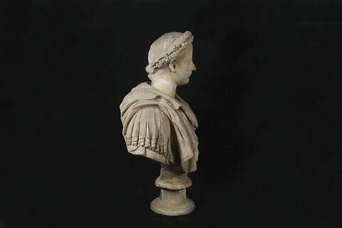 statue, image 2/4