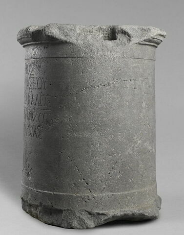 base de statue ; inscription, image 3/9