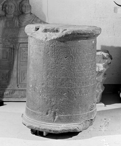 base de statue ; inscription, image 7/9