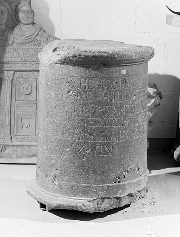 base de statue ; inscription, image 9/9