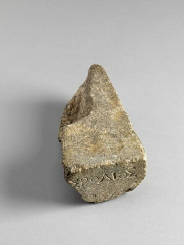 base de statuette  ; inscription