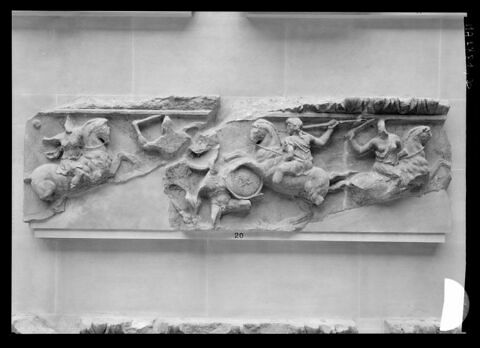 Frise du temple d'Artemis à Magnésie du Méandre, image 2/2