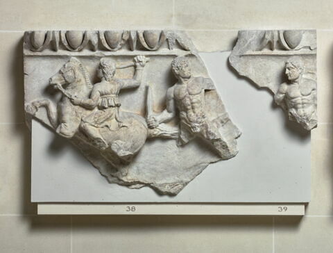 Frise du temple d'Artemis à Magnésie du Méandre, image 2/3