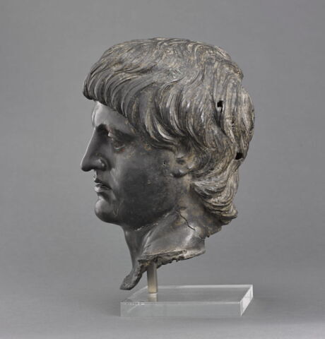 statue, image 2/5